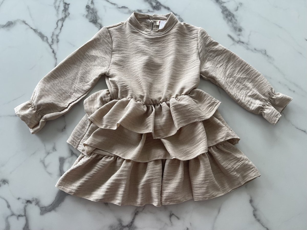 Nauwkeurig rand Het Meisjes jurk met ruffles 100% Polyester "Beige" | Jurkje 100% Polyester,  verkrijgbaar in de maten 98/104 t/m 158/164