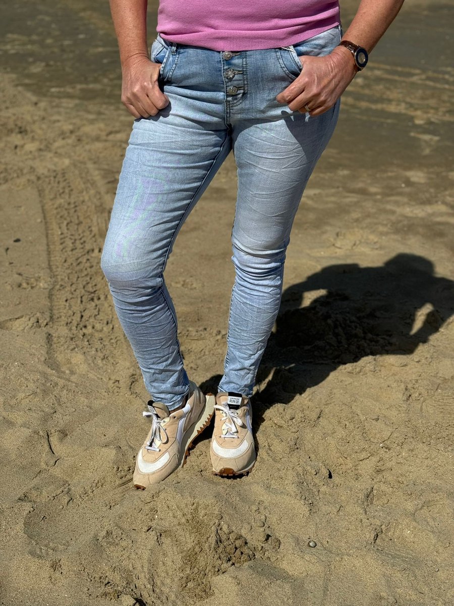 Dames jeans- Dames high waist jeans- Lichte wassing- musthave jeans- jeans maat 38- jeans maat M